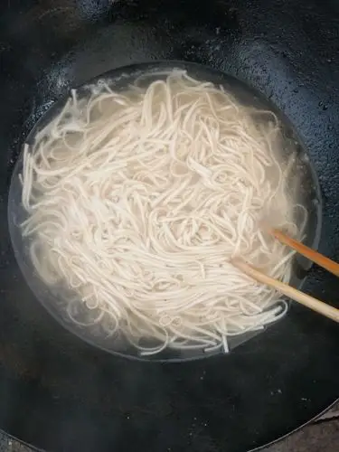 起来先把炉子生上,准备了一些挂面两个鸡蛋还有一些白菜/清水煮锰貂