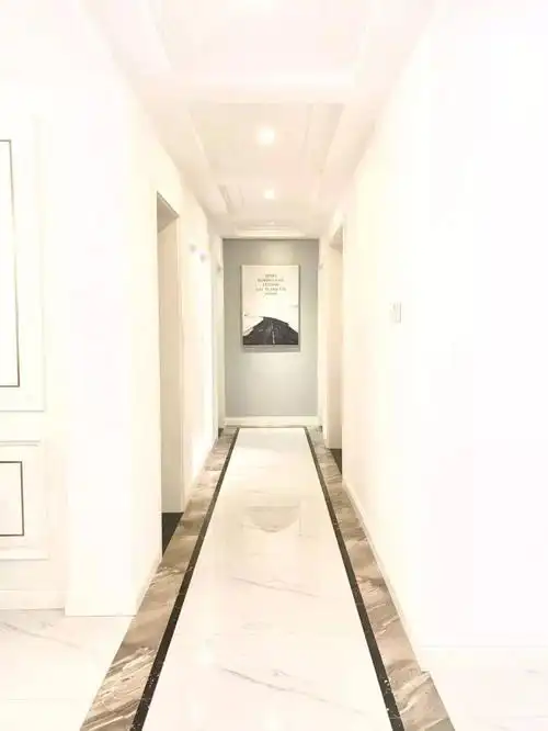 走廊铺地砖,加圈波打线,高级有层次感