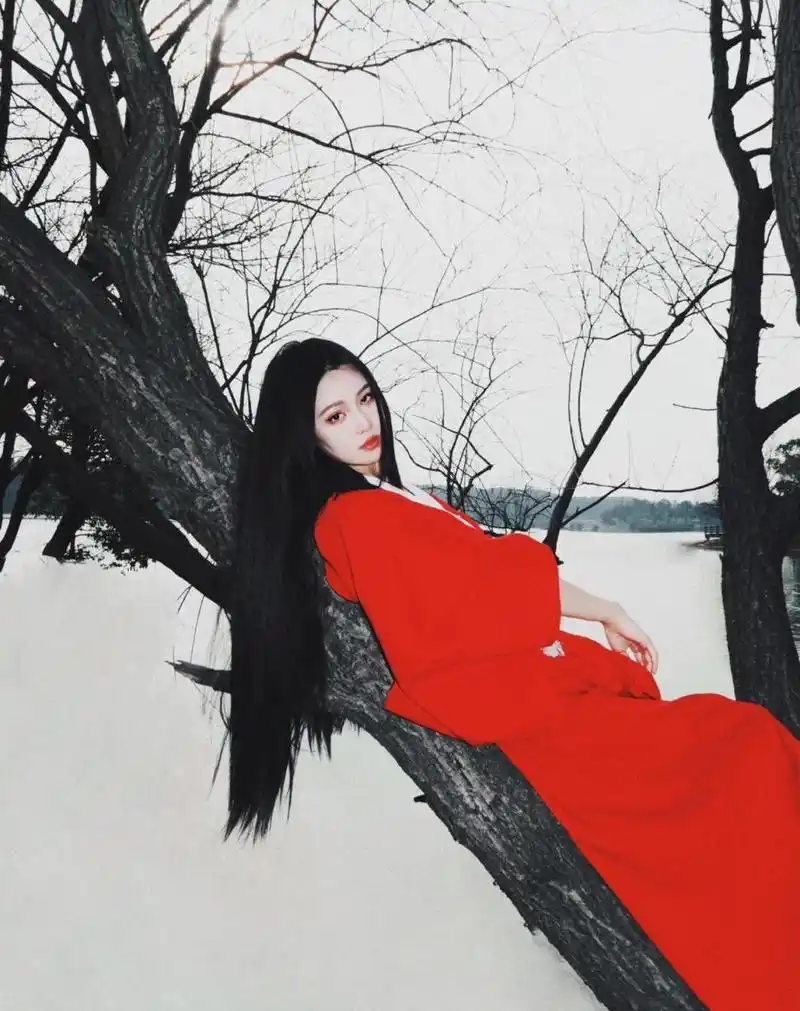 红衣配长发,这组照片像不像个女鬼?