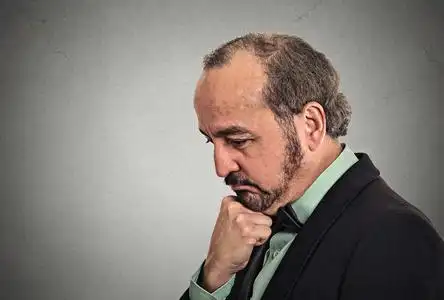 重新思考旋转悲伤的中间岁困惑的业务人思考照片