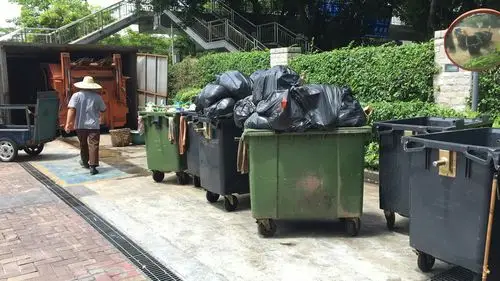 一栋东侧垃圾桶满溢未及时清理,未密闭