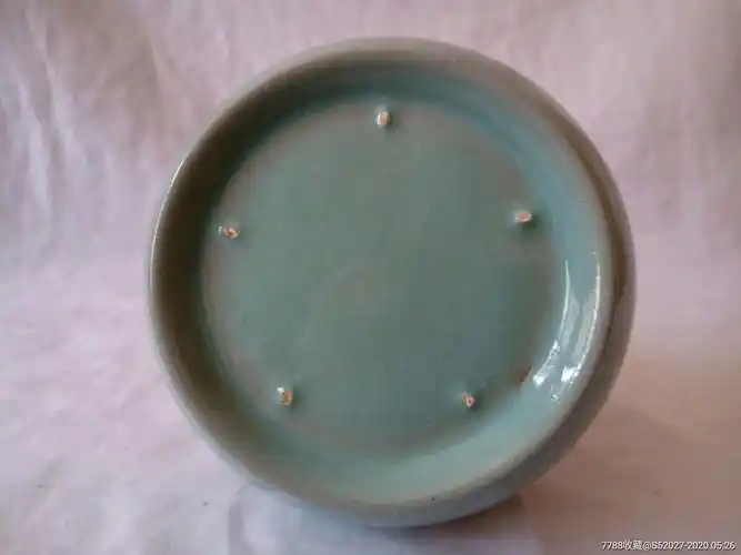 北宋宝丰清凉寺汝窑天青釉印花鹅颈瓶.高20厘米,直径12.5厘米.