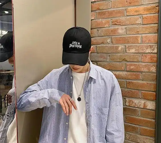 作为休闲穿搭的必备单品之一,如果你要出门却没洗头,记得要戴上棒球帽