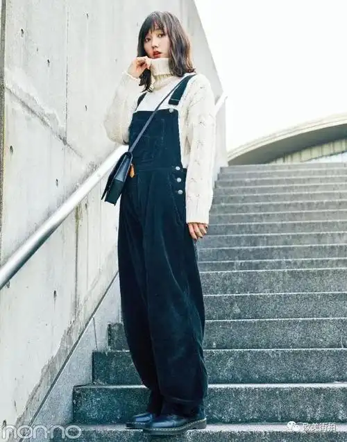 也可以直接外搭各种轻薄的外套,这样的搭配自然更年轻.