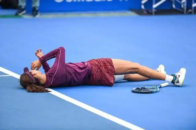 王欣瑜在比赛中因伤倒地.新华社记者毛思倩摄