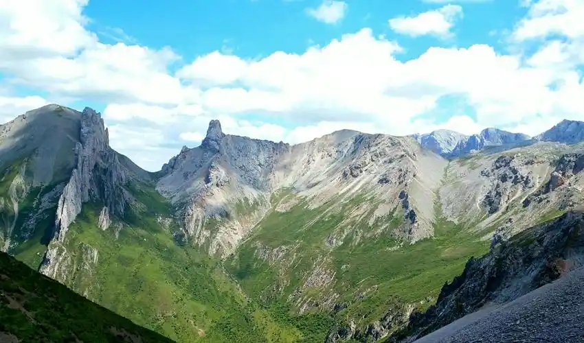 卓尼县车巴沟光盖山脉美景