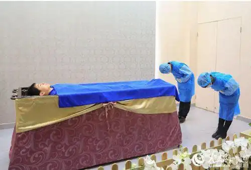 揭秘福州殡仪馆治丧仪式 入殓师为死者化妆清理遗体