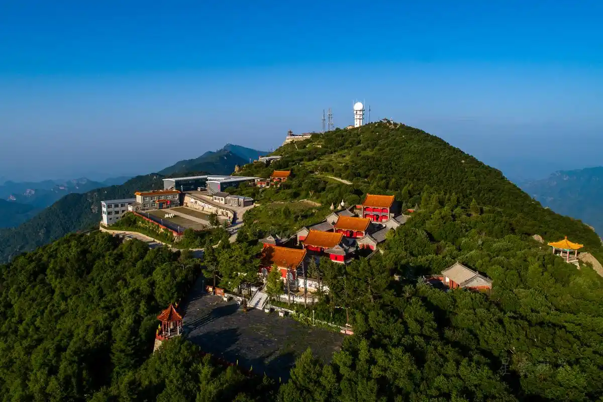 北京第三高峰百花山,夏日清凉世界,高山林海花园