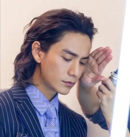 陈坤个性长发,太有男人味了!网友表示"原来我们差的只是发量"