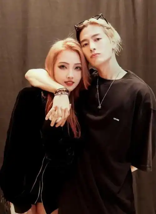 王嘉尔大杨嫂牵手风波升级!大杨哥回应一脸不悦,评论陷两极化