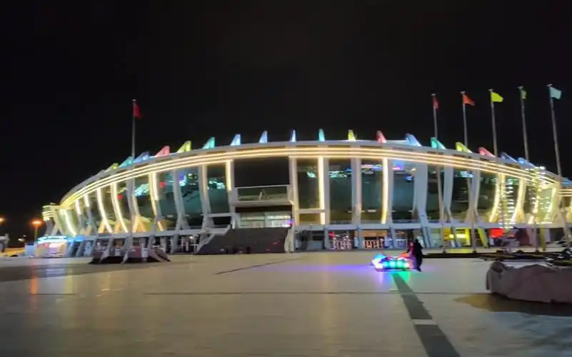 阿拉善左旗一个沙漠中的城市,不但夜景美丽,城市也很繁华!