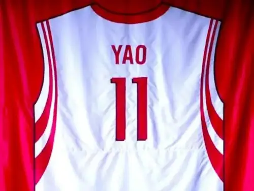 休斯敦火箭队正式为姚明退役了他的11号球衣