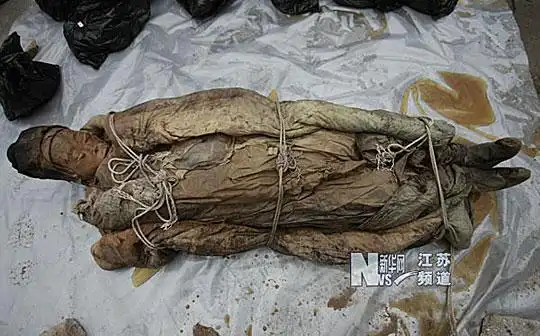 泰州古墓挖出不腐女尸五官完好皮肤有弹性4
