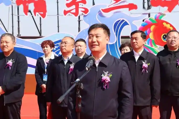 启动仪式正式开始,县委副书记,县长郝洪山致开幕词,郝洪山代表萝北