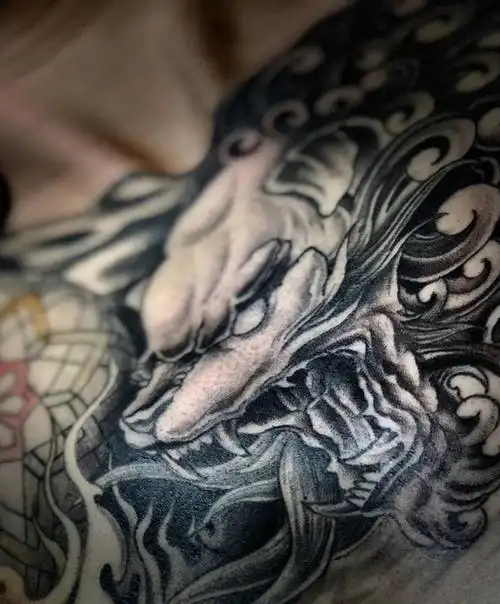 唐狮花胸纹身图片_胸部新传统纹身图案