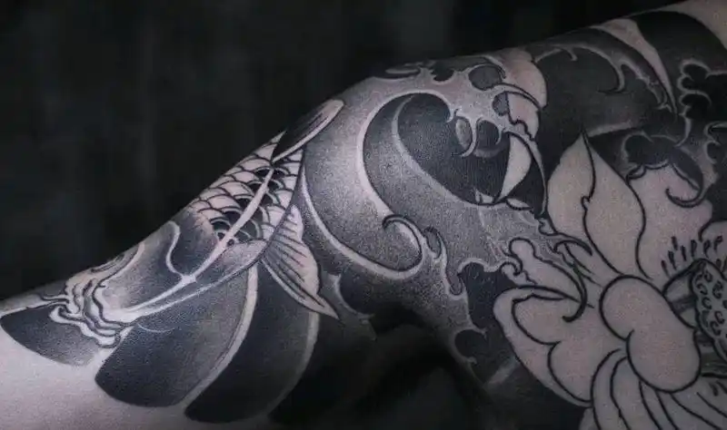 半甲恢复展示纹身图片_肩部新传统老传统鱼半甲纹身图案