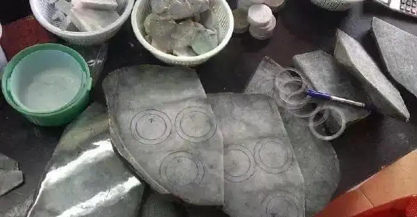 50张图,看翡翠手镯加工过程.