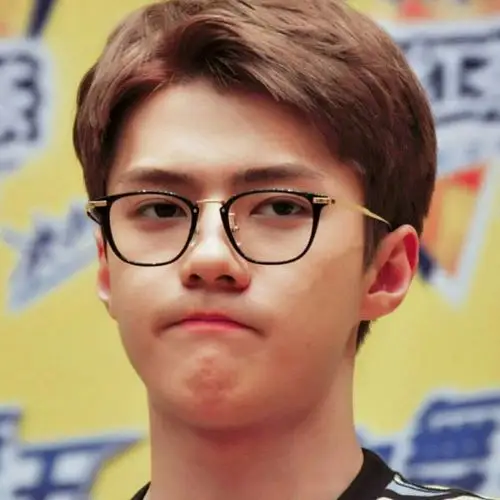 看完吴世勋嘟嘴卖萌的表情,顿觉男友力爆棚,抱走昏昏