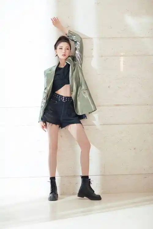 江疏影真是白到发光,穿绑带短裤秀"鸡蛋腿",女生看了都心动_时尚_设计