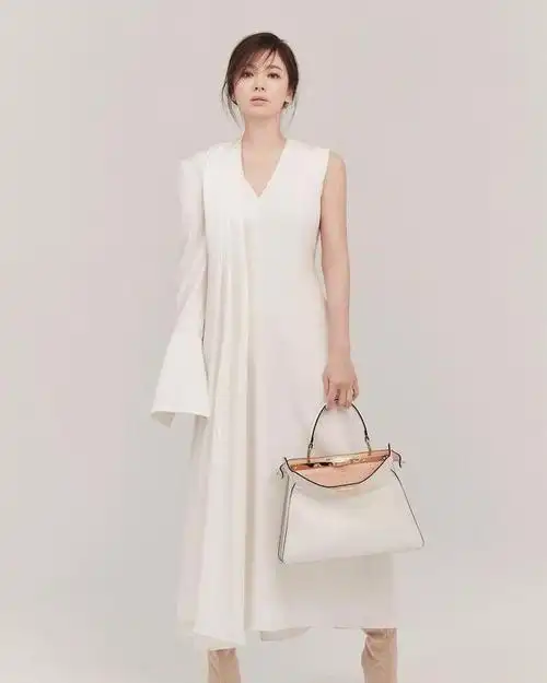 宋慧乔瘦身成功穿抹胸连衣裙裙走红毯锁骨迷人满身年轻少女样