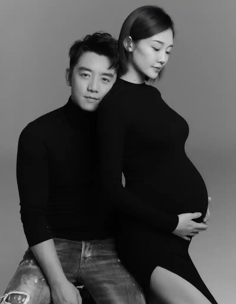 明星孕妇照:恭喜郑恺荣升奶爸!