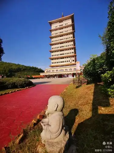 香林多宝白塔高108米,是为了纪念大觉寺的前身------白塔山大觉寺而建