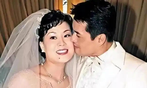 邝美云成为了他的第二任妻子,她曾获得"港姐亚军"的荣誉.