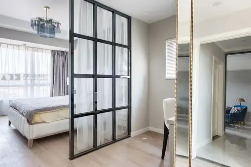 现代简约风两居装修玻璃隔断设计