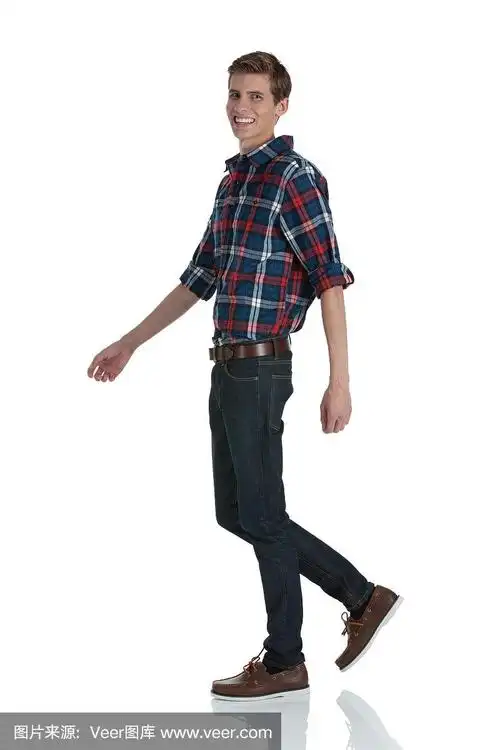 一个快乐的人的侧面行走