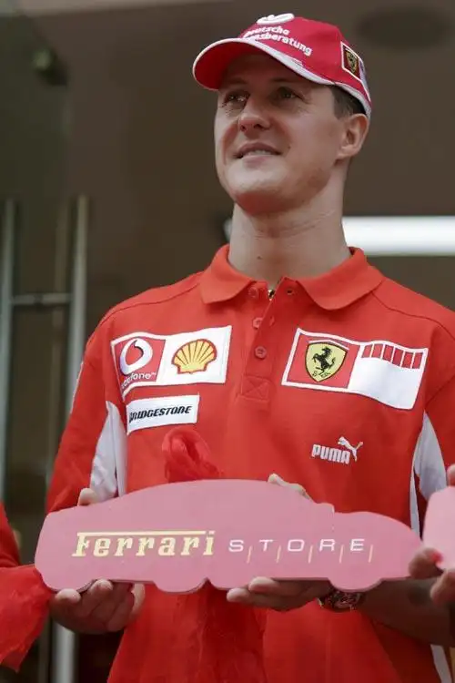 图文舒马赫亮相法拉利旗舰店舒马赫现场作秀