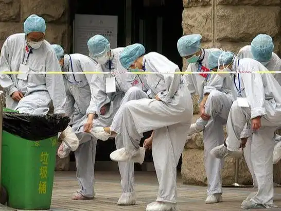 2003年非典老照片67岁钟南山奋战最前线疫情消失原因至今成谜