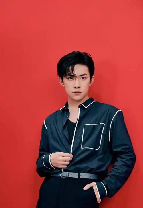 易烊千玺尝试霸总风穿搭,一身禁欲系黑色西装,气场强大令人惊艳_衬衫