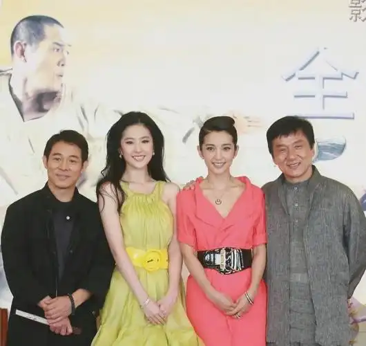 早年间,成龙和刘亦菲,李冰冰的合影,大哥左拥右抱笑得很开心|编剧