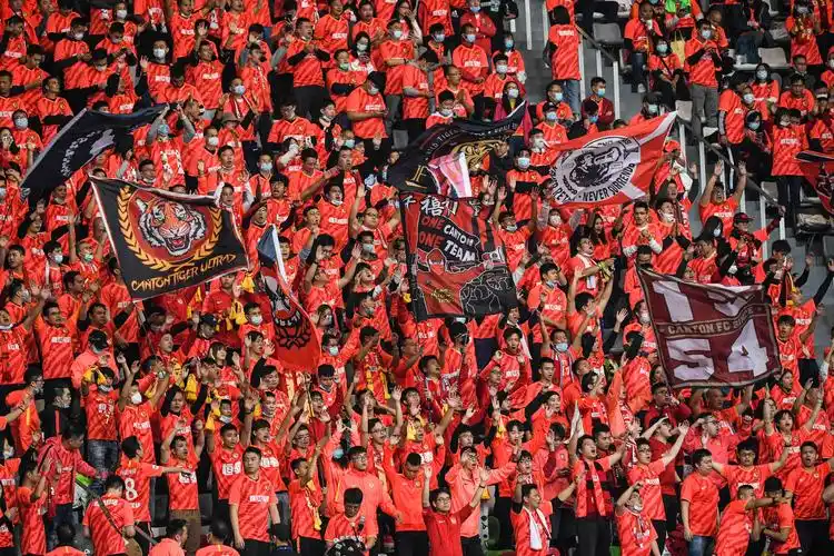 足球——中超冠军争夺战:广州恒大淘宝队赛前热身