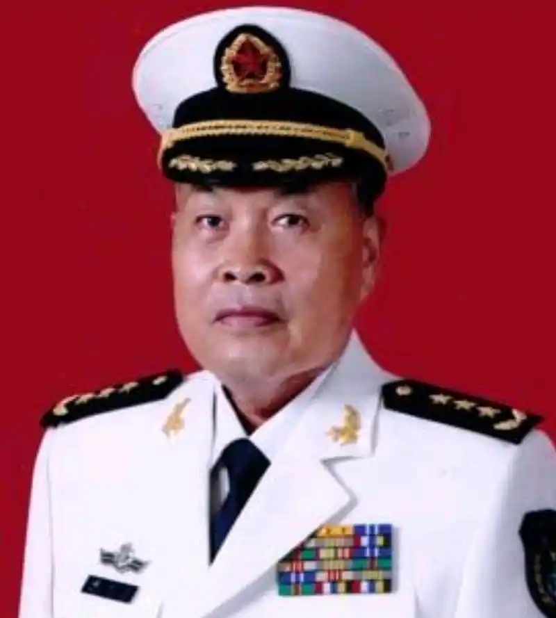 他51岁少将,55岁中将,56岁任海军政委,61岁晋升上将,74岁去世