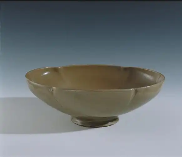 唐越窑海棠式大碗(文化遗产)唐越窑海棠式大碗为唐代的陶瓷器.高10.