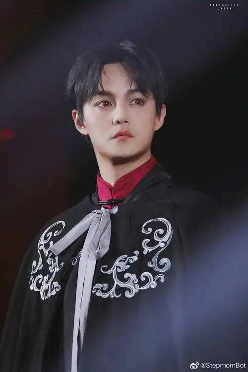 尹正短发不穿衣服真的很好看06