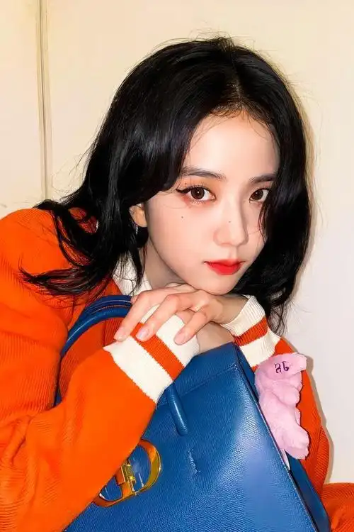 神清气爽金智秀时尚穿搭金智秀一身红色衣服搭上长发,性感满满金智秀