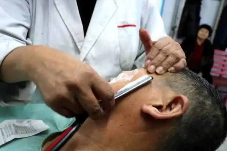 说说闲话,他们觉得现在的理发店要么太冰冷,要么太时髦,没有会刮脸的