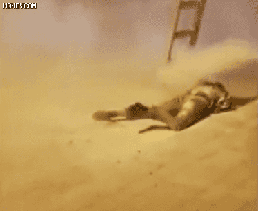 太惨了!某地一电工触电身上起火,又从电杆上掉落地面