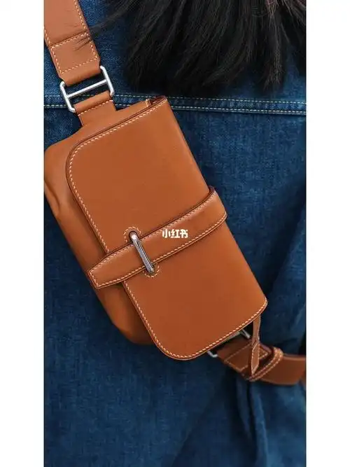 一只胸包背上就会变帅一点点的款式