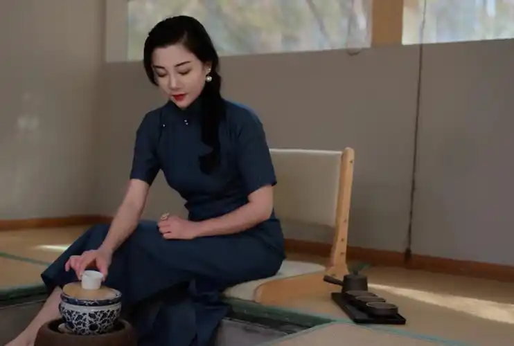 闲坐茶馆,拎一壶长嘴茶铜铫子穿梭其中,茶来茶往,啜茗论道,是修身之法