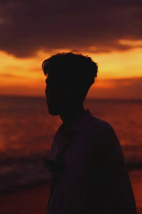 龚俊工作室更新了一张海边落日大片