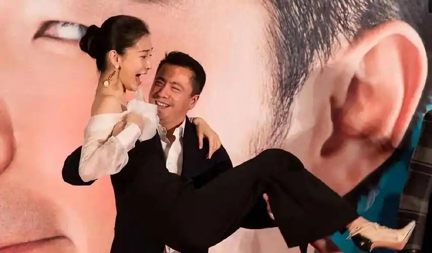 黄晓明花两亿娶来的心头肉,被王中磊抱在怀中不停的挣扎,而黄晓明只能