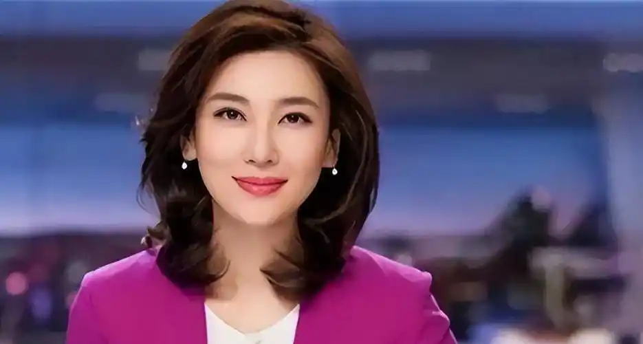 央视美女主持,台上台下判若两人,又美又飒,45岁至今仍未婚_李梓萌