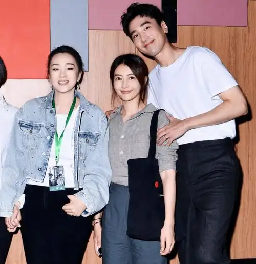 赵又廷携大5岁妻子走机场,他十足的中年大叔,高圆圆穿牛仔裙少女感