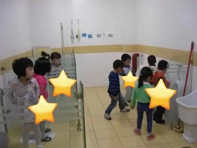 老师发错照片意外暴露幼儿园男女厕所共用家长群瞬间炸锅