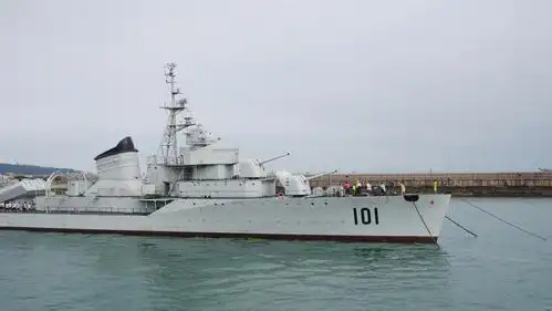 停泊在1号码头右侧的是人民海军列装的第一艘驱逐舰101鞍山舰.