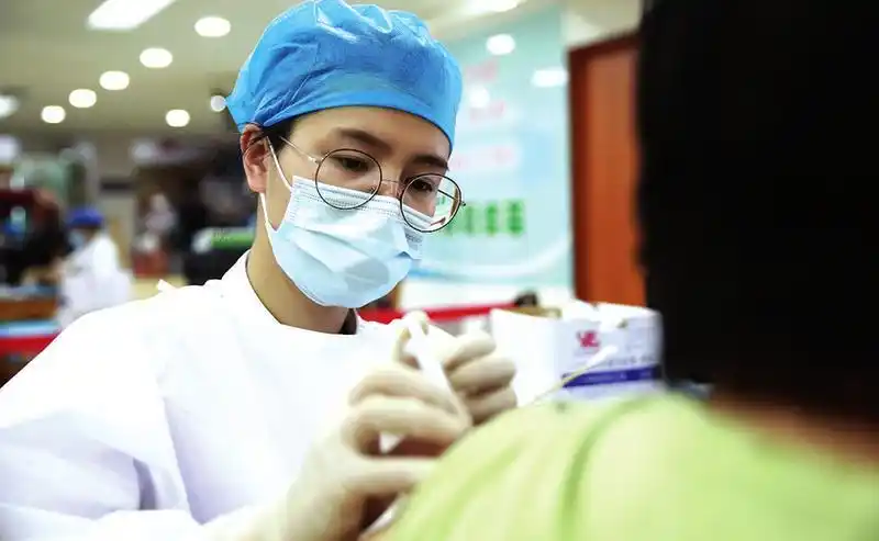 南宁市第二人民医院护士专心致志为群众注射疫苗.(陈永尚摄)