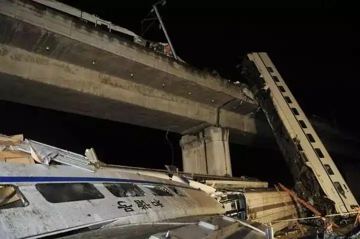 温州文明好故事丨大爱倾城723动车追尾事故后温州全民大救援